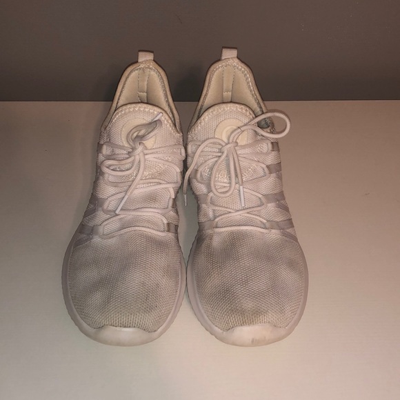 Tennis shoes - Picture 2 of 4